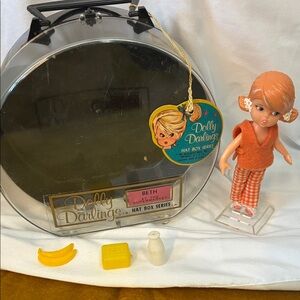 Hasbro Dolly Darlings Hat Box Series with Accessories